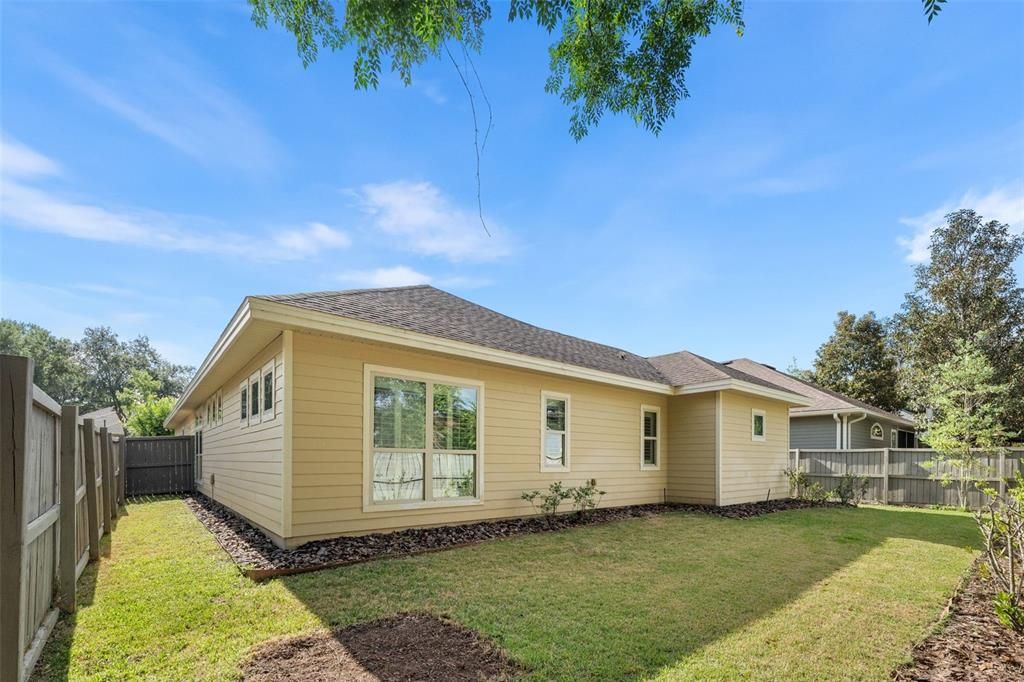 Activo con contrato: $435,000 (4 camas, 2 baños, 1880 Pies cuadrados)