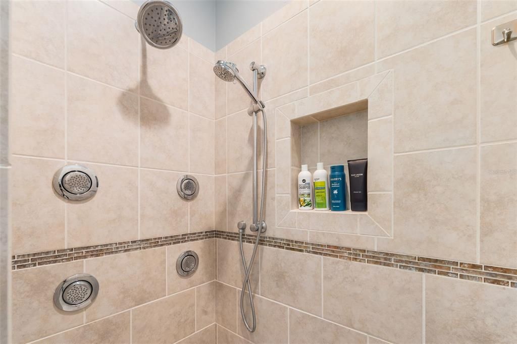Activo con contrato: $435,000 (4 camas, 2 baños, 1880 Pies cuadrados)