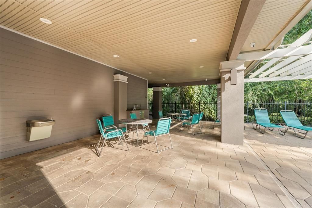 Activo con contrato: $435,000 (4 camas, 2 baños, 1880 Pies cuadrados)