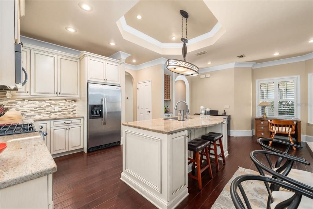 Activo con contrato: $435,000 (4 camas, 2 baños, 1880 Pies cuadrados)