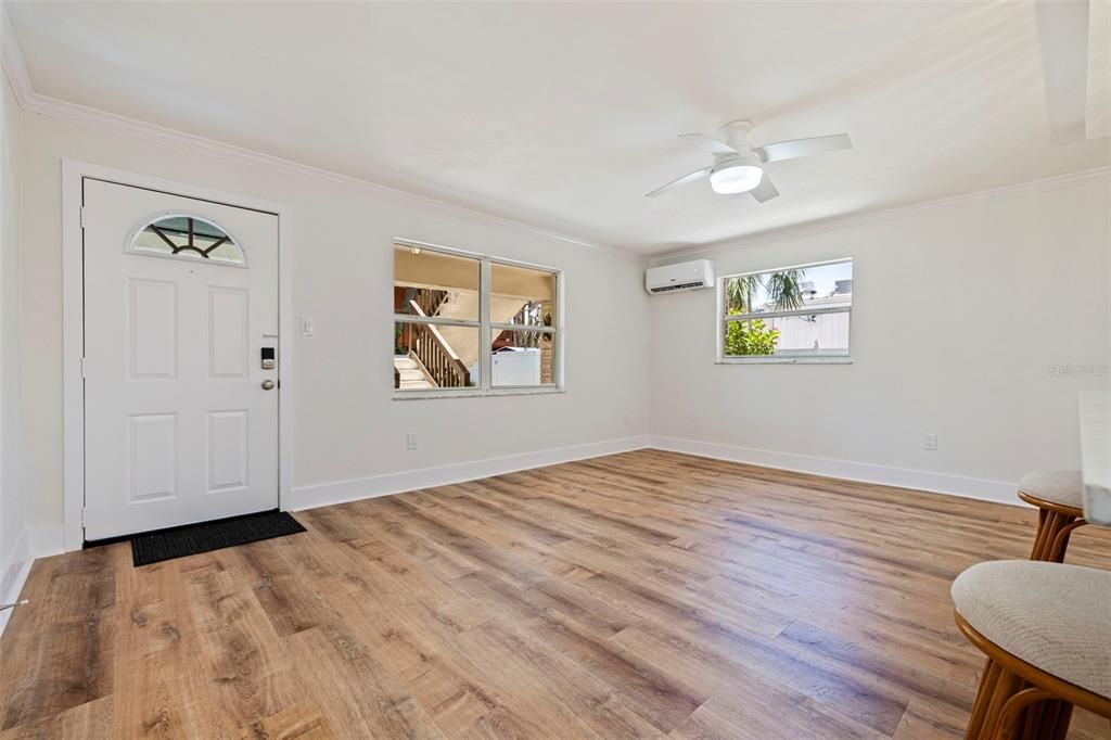 For Sale: $335,000 (1 beds, 1 baths, 712 Square Feet)
