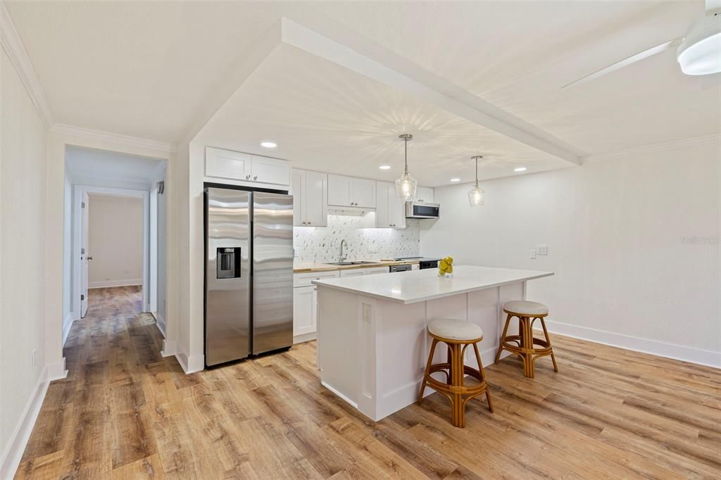 For Sale: $335,000 (1 beds, 1 baths, 712 Square Feet)