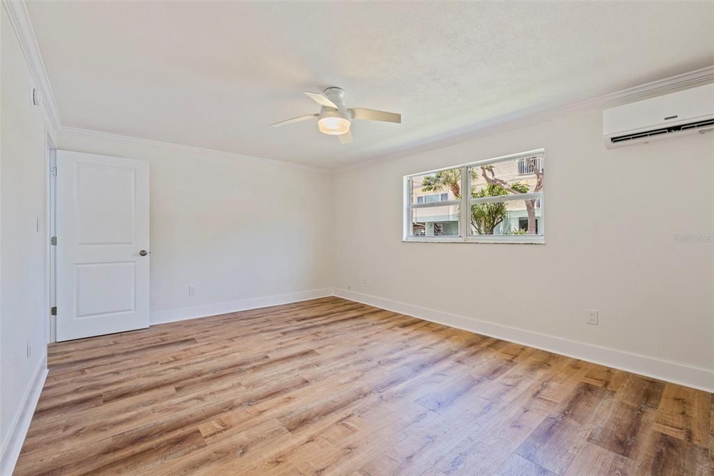 For Sale: $335,000 (1 beds, 1 baths, 712 Square Feet)
