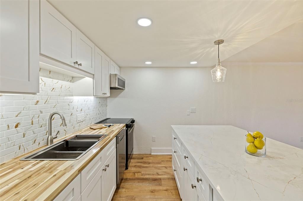 For Sale: $335,000 (1 beds, 1 baths, 712 Square Feet)