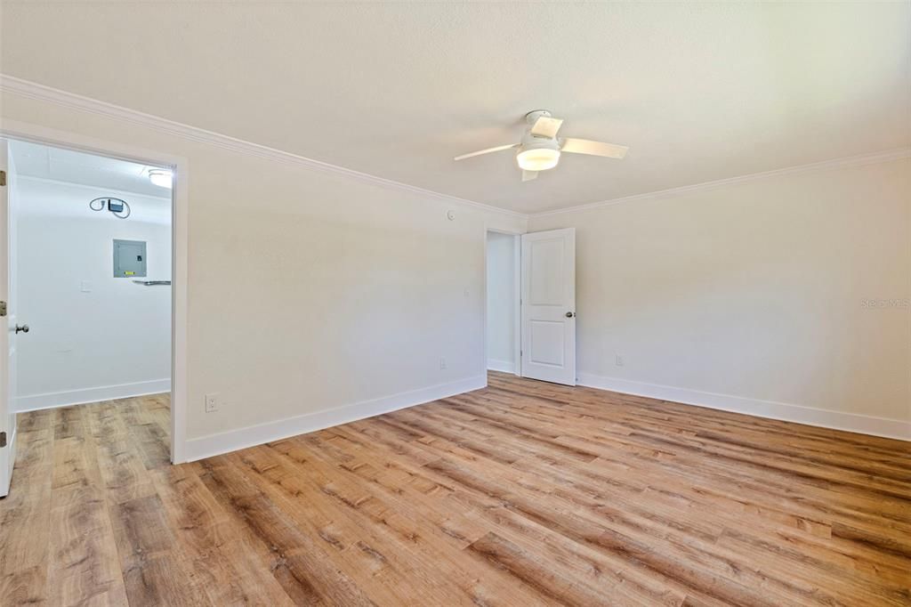 For Sale: $335,000 (1 beds, 1 baths, 712 Square Feet)