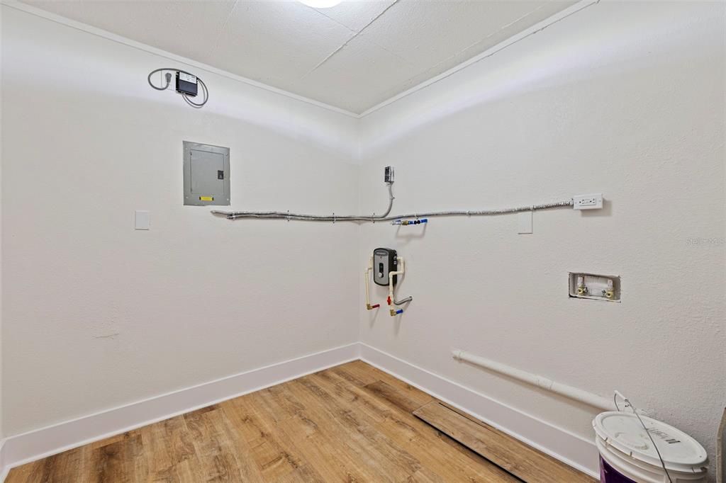 For Sale: $335,000 (1 beds, 1 baths, 712 Square Feet)