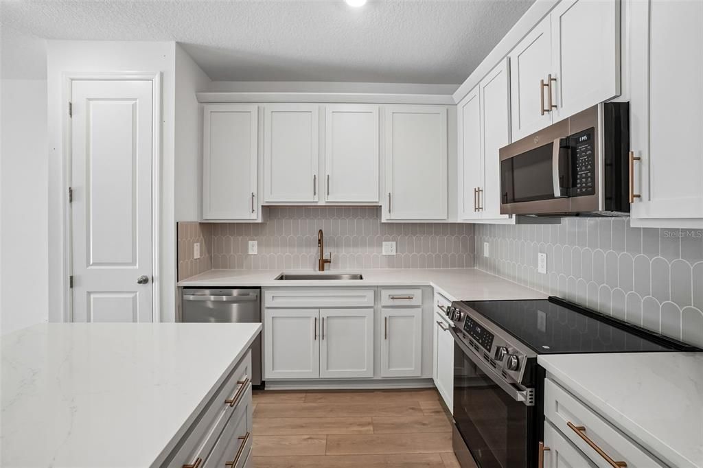 Active With Contract: $364,990 (3 beds, 2 baths, 1557 Square Feet)