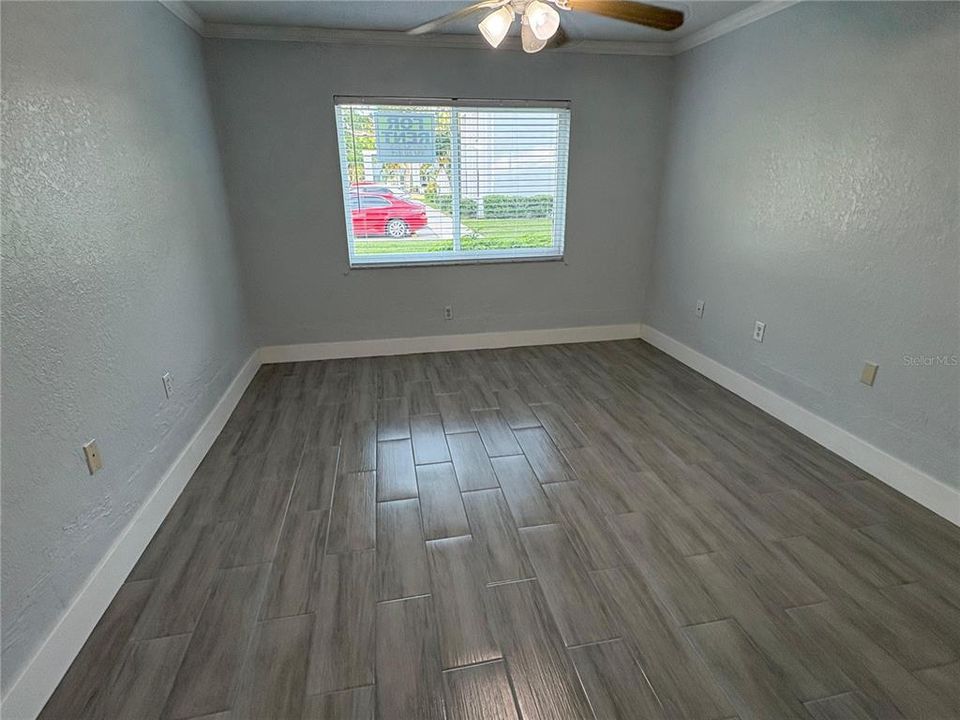 For Sale: $185,900 (2 beds, 1 baths, 960 Square Feet)
