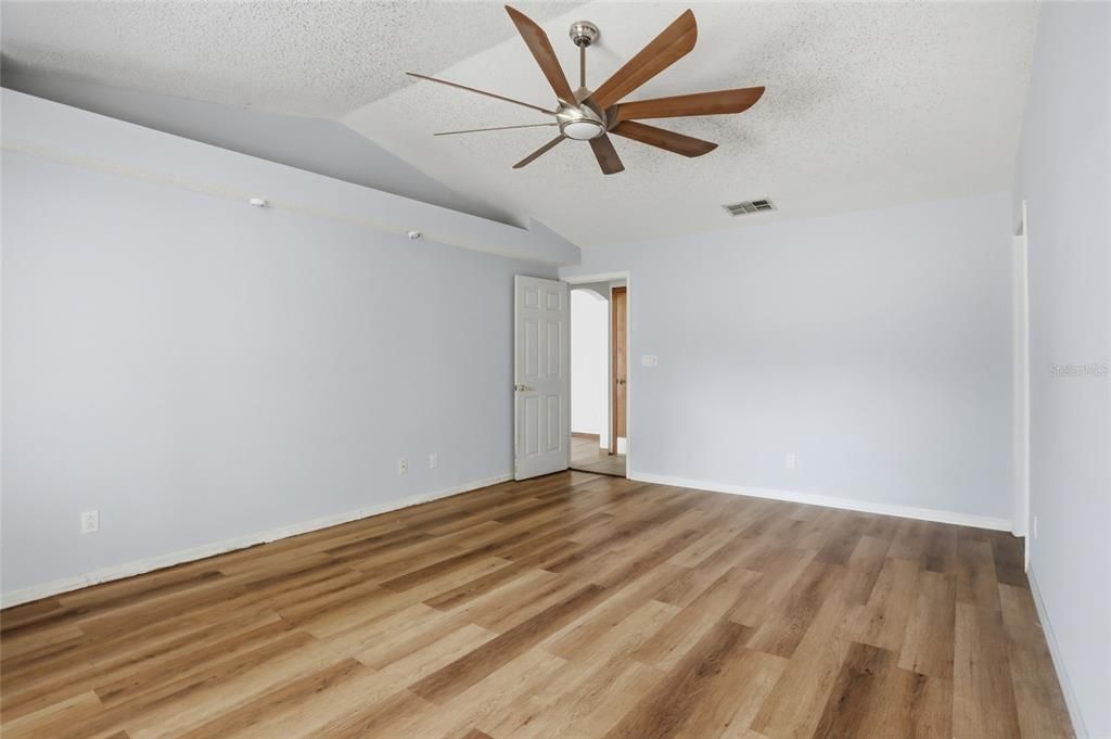 For Sale: $319,997 (3 beds, 2 baths, 1699 Square Feet)
