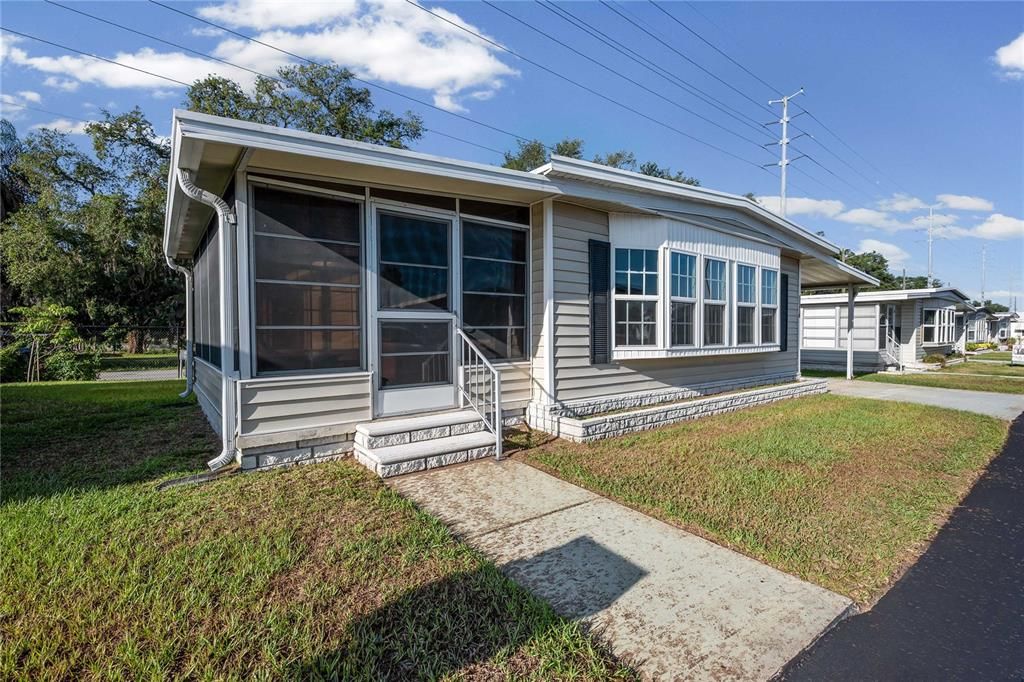 For Sale: $112,000 (2 beds, 2 baths, 816 Square Feet)