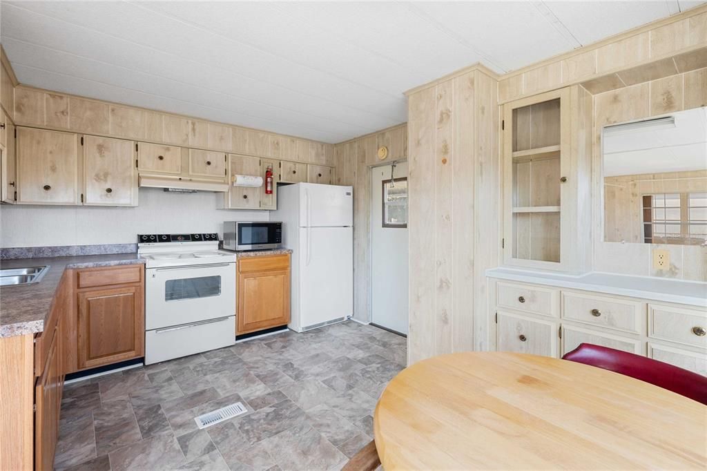 For Sale: $112,000 (2 beds, 2 baths, 816 Square Feet)