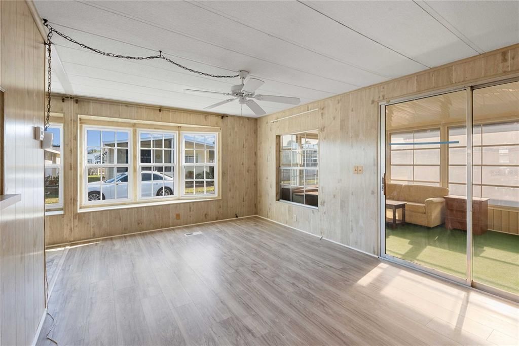 For Sale: $112,000 (2 beds, 2 baths, 816 Square Feet)