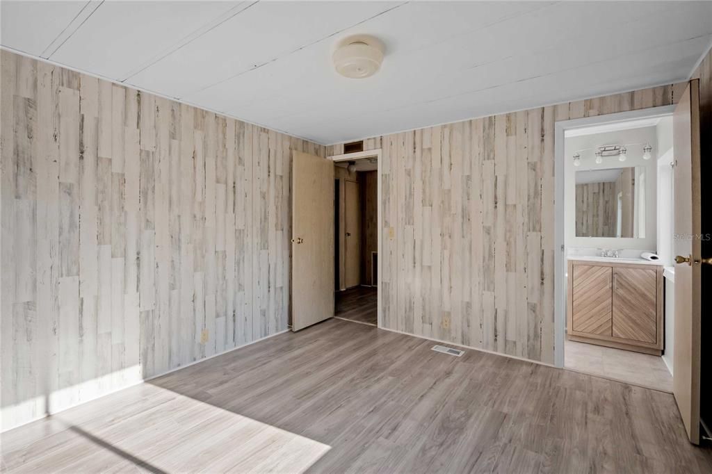 For Sale: $112,000 (2 beds, 2 baths, 816 Square Feet)