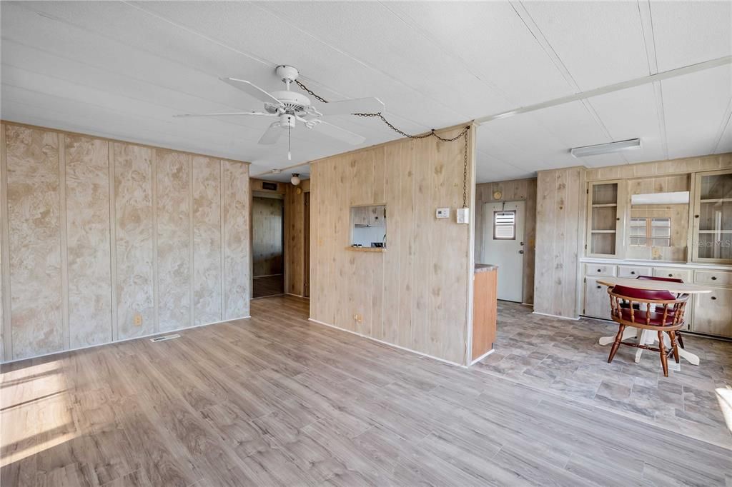 For Sale: $112,000 (2 beds, 2 baths, 816 Square Feet)