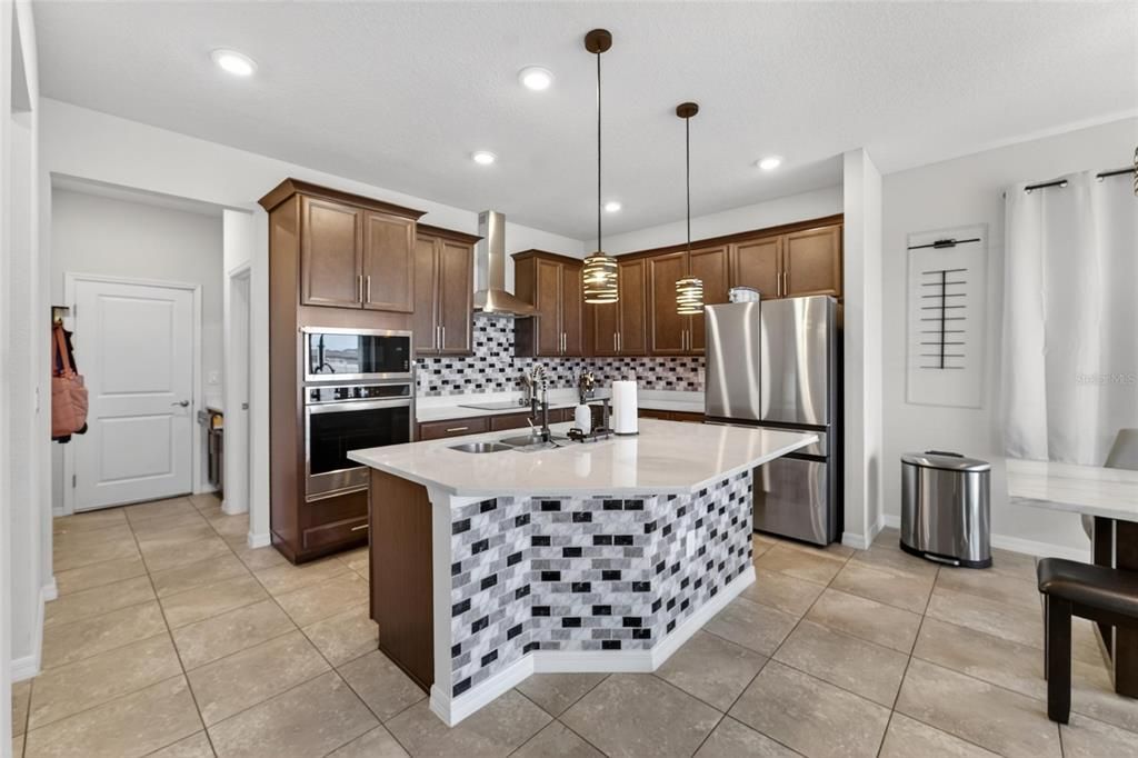 For Sale: $500,000 (5 beds, 3 baths, 2968 Square Feet)