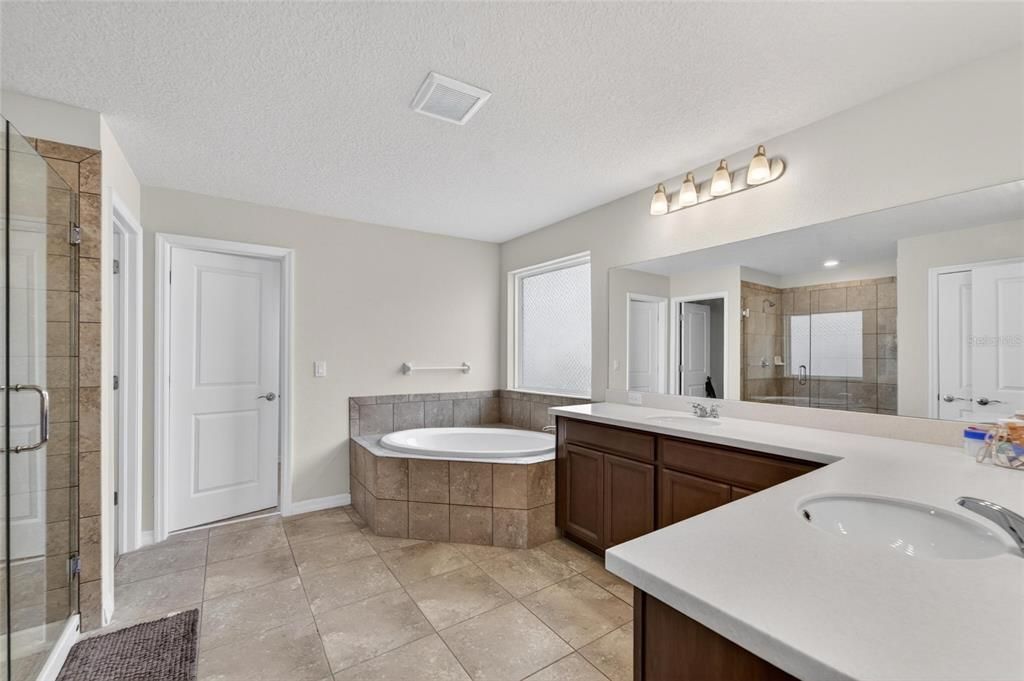 For Sale: $500,000 (5 beds, 3 baths, 2968 Square Feet)