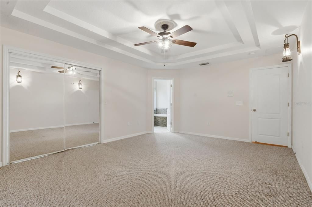 Под контрактом: $434,000 (3 спален, 3 ванн, 2025 Квадратных фут)