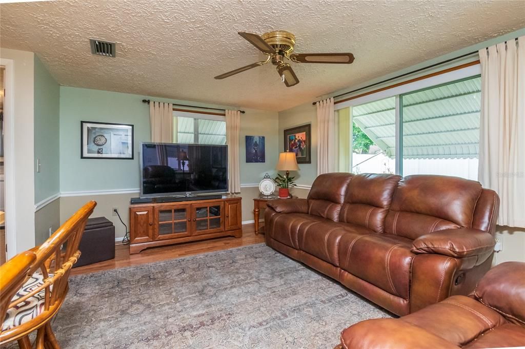 For Sale: $246,000 (2 beds, 1 baths, 1133 Square Feet)