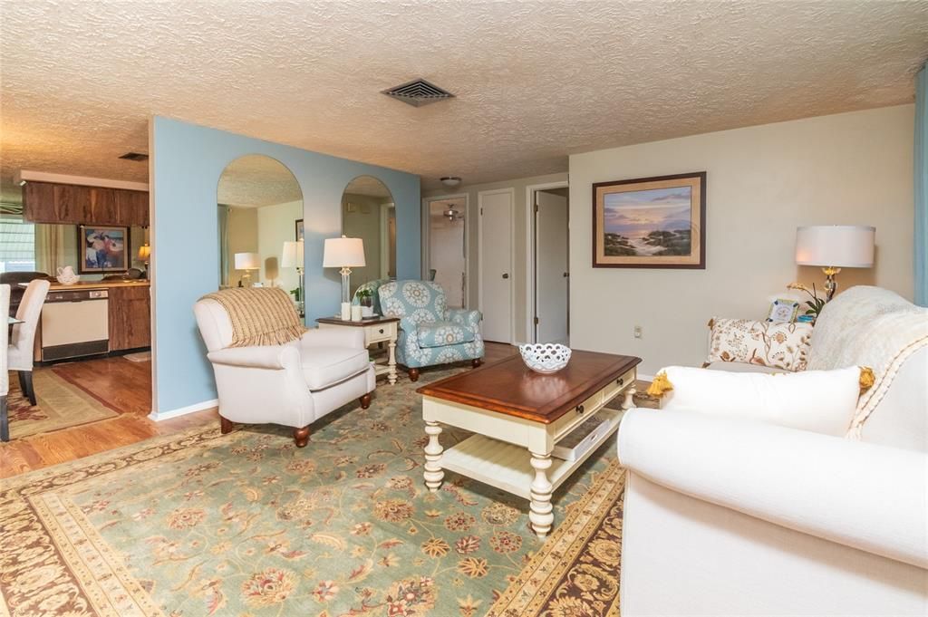 For Sale: $246,000 (2 beds, 1 baths, 1133 Square Feet)