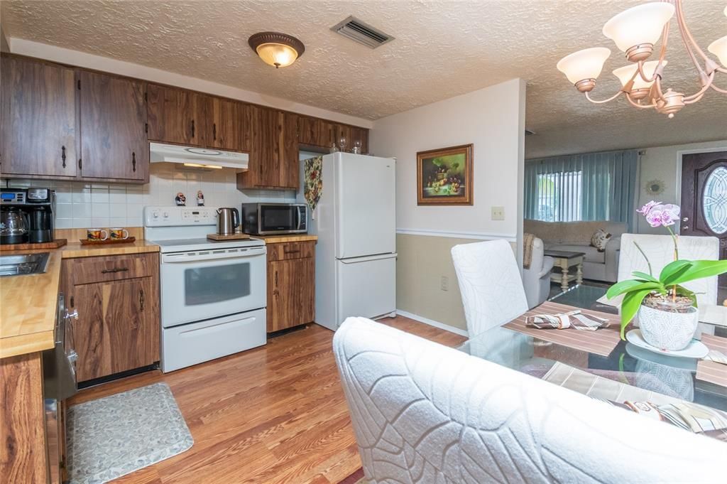 For Sale: $246,000 (2 beds, 1 baths, 1133 Square Feet)
