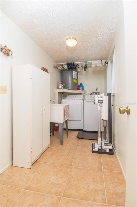For Sale: $246,000 (2 beds, 1 baths, 1133 Square Feet)