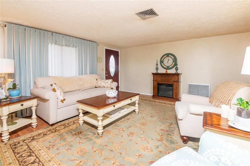 For Sale: $246,000 (2 beds, 1 baths, 1133 Square Feet)