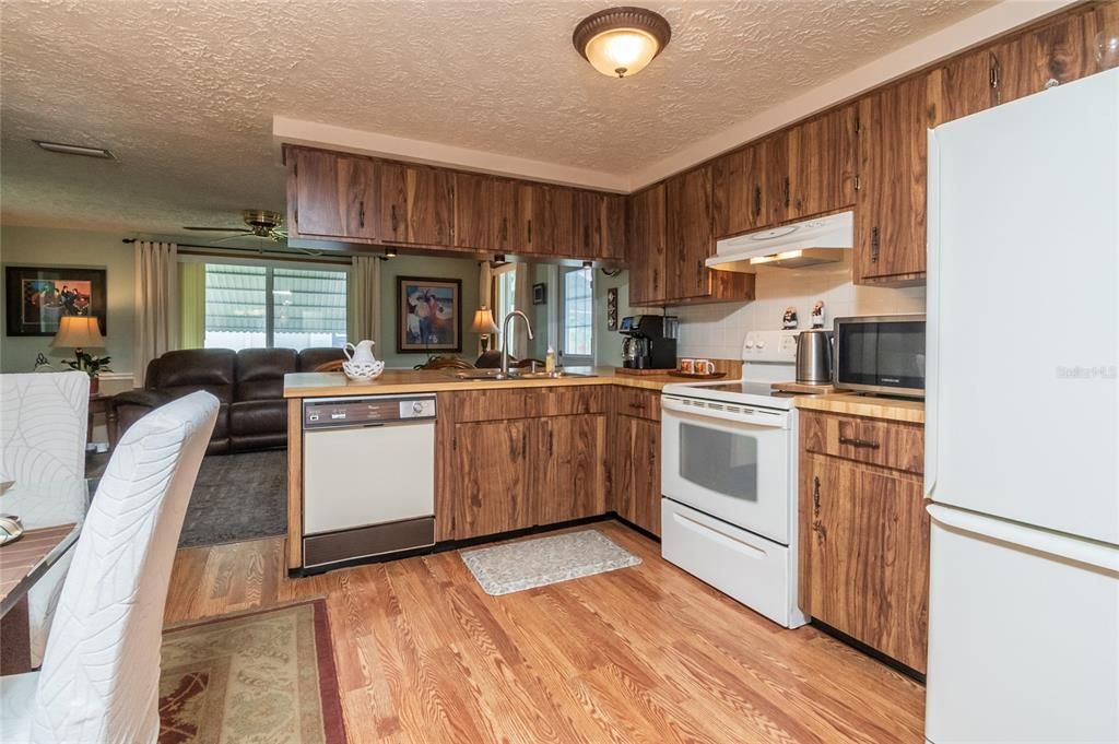 For Sale: $246,000 (2 beds, 1 baths, 1133 Square Feet)