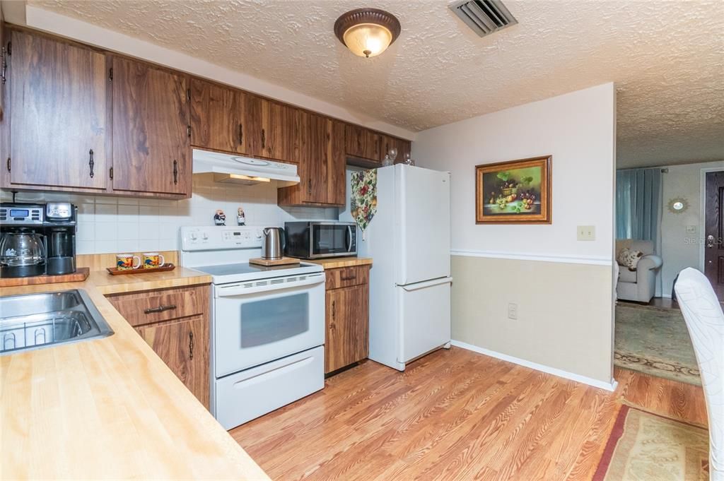 For Sale: $246,000 (2 beds, 1 baths, 1133 Square Feet)