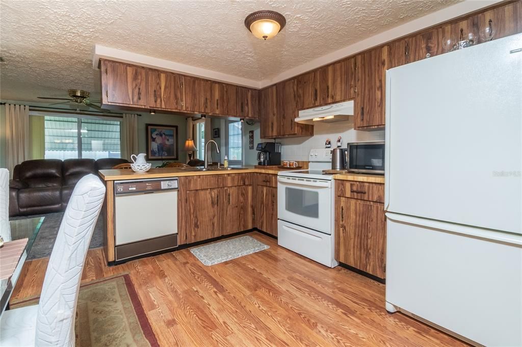 For Sale: $246,000 (2 beds, 1 baths, 1133 Square Feet)