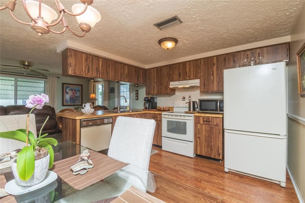 For Sale: $246,000 (2 beds, 1 baths, 1133 Square Feet)