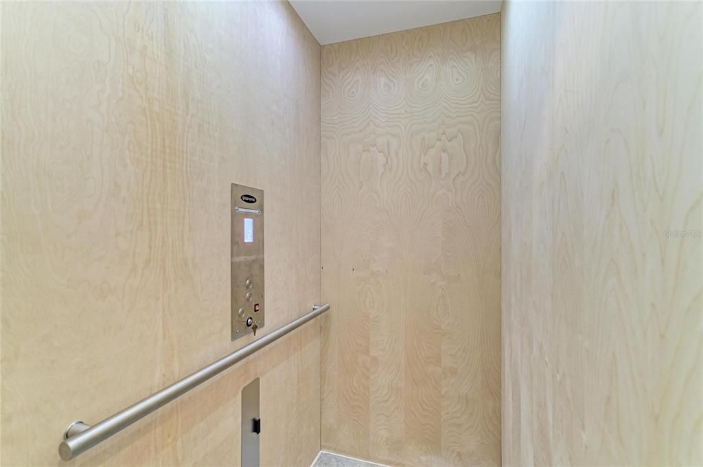 Activo con contrato: $699,000 (3 camas, 3 baños, 1994 Pies cuadrados)