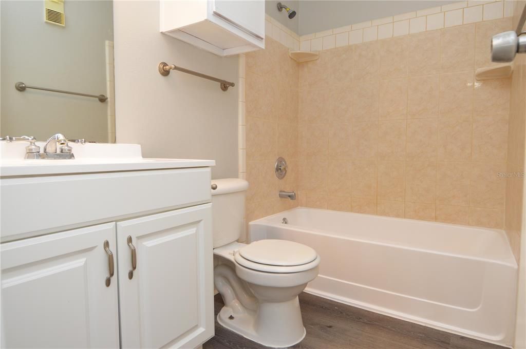 Active With Contract: $1,300 (1 beds, 1 baths, 525 Square Feet)