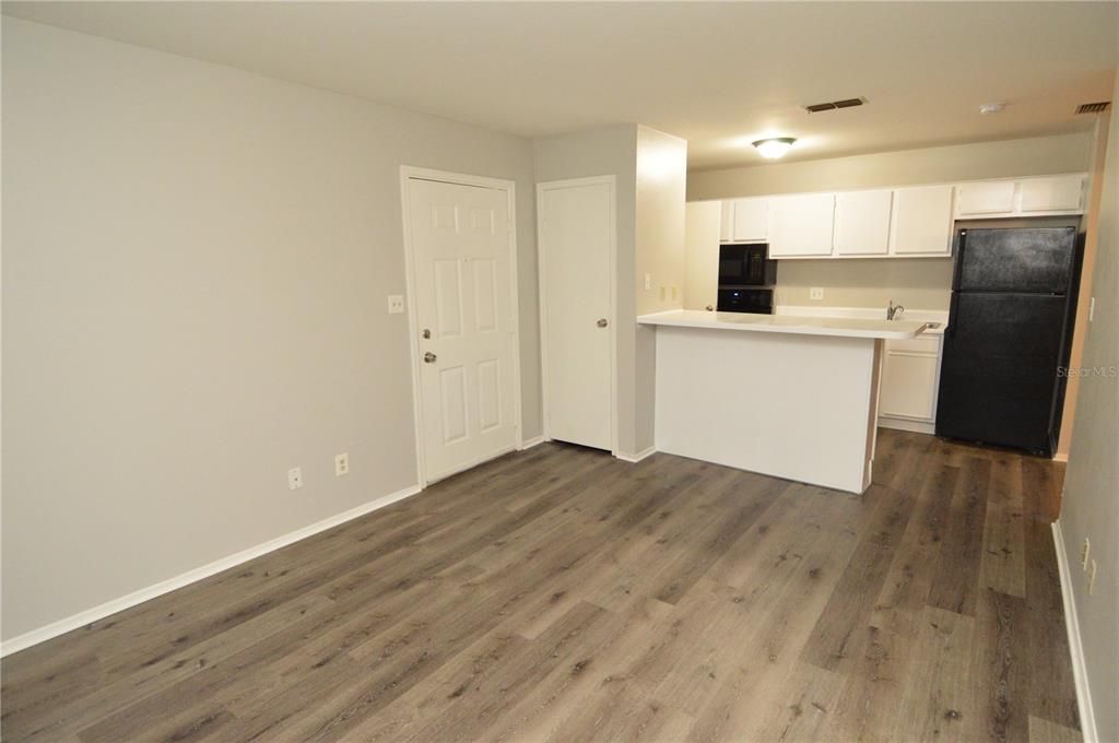 Active With Contract: $1,300 (1 beds, 1 baths, 525 Square Feet)