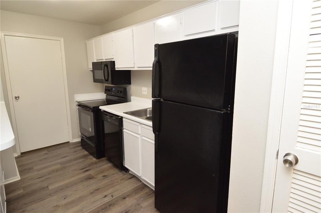 Active With Contract: $1,300 (1 beds, 1 baths, 525 Square Feet)