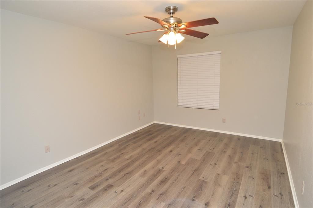 Active With Contract: $1,300 (1 beds, 1 baths, 525 Square Feet)