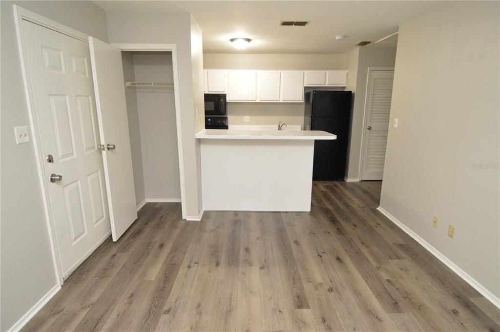 Active With Contract: $1,300 (1 beds, 1 baths, 525 Square Feet)
