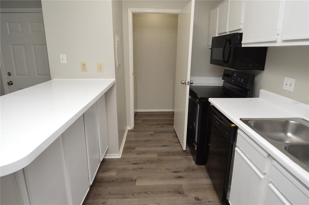 Active With Contract: $1,300 (1 beds, 1 baths, 525 Square Feet)