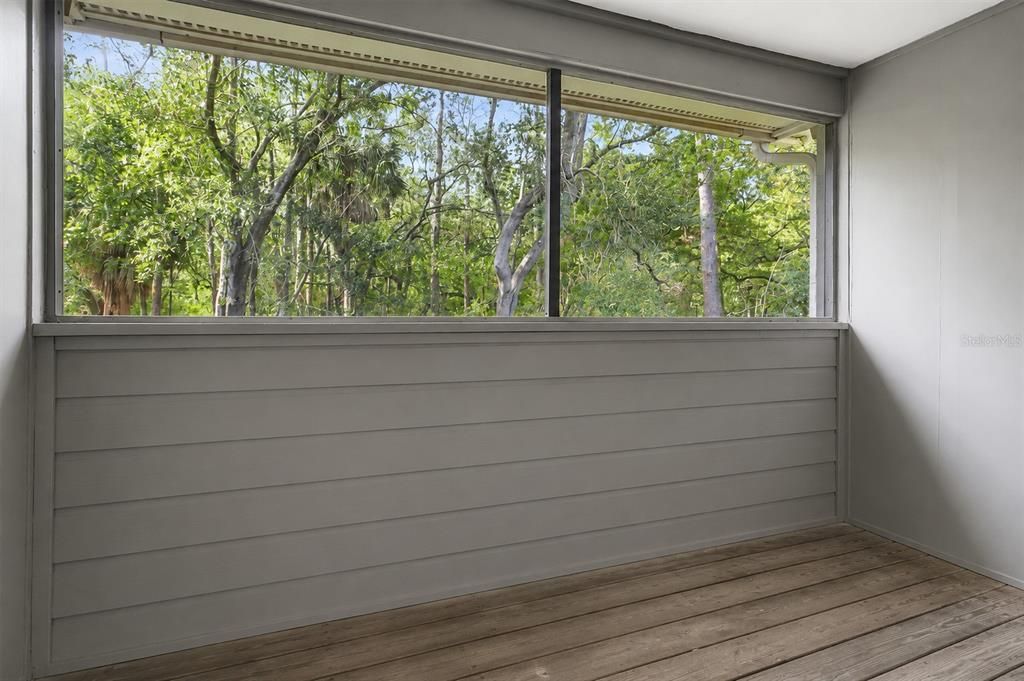 Active With Contract: $1,300 (1 beds, 1 baths, 525 Square Feet)