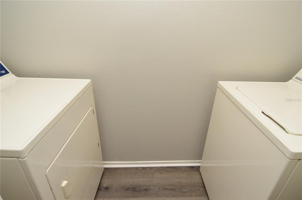 Active With Contract: $1,300 (1 beds, 1 baths, 525 Square Feet)