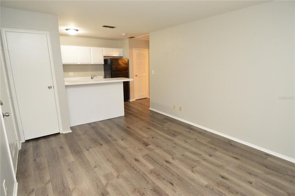 Active With Contract: $1,300 (1 beds, 1 baths, 525 Square Feet)
