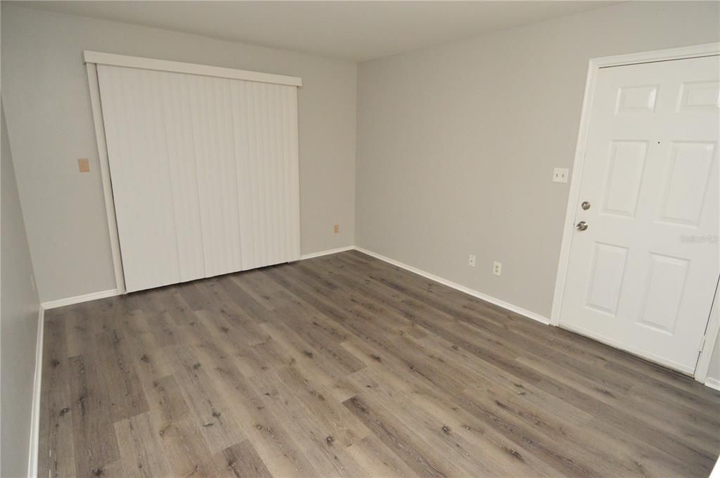 Active With Contract: $1,300 (1 beds, 1 baths, 525 Square Feet)