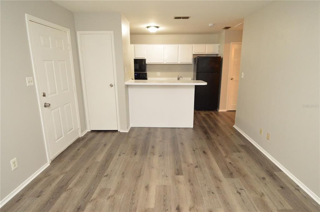 Active With Contract: $1,300 (1 beds, 1 baths, 525 Square Feet)