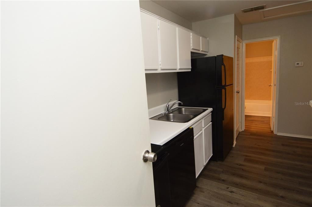 Active With Contract: $1,300 (1 beds, 1 baths, 525 Square Feet)