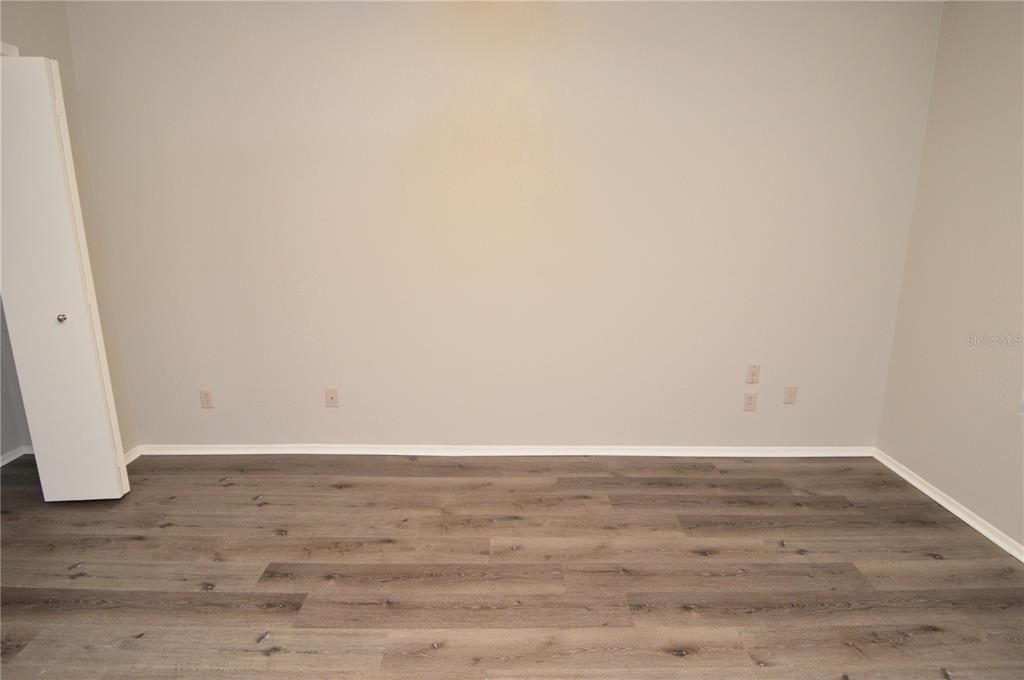 Active With Contract: $1,300 (1 beds, 1 baths, 525 Square Feet)