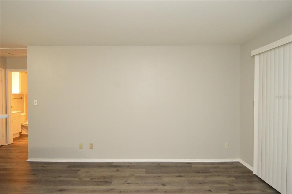 Active With Contract: $1,300 (1 beds, 1 baths, 525 Square Feet)