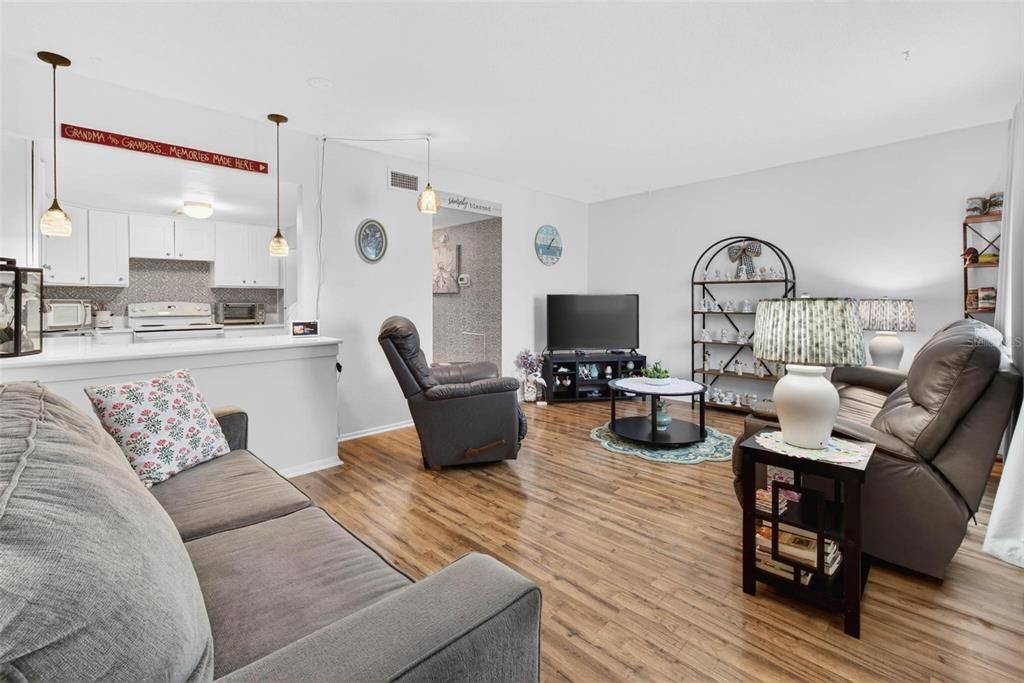 На продажу: $119,995 (1 спален, 1 ванн, 825 Квадратных фут)
