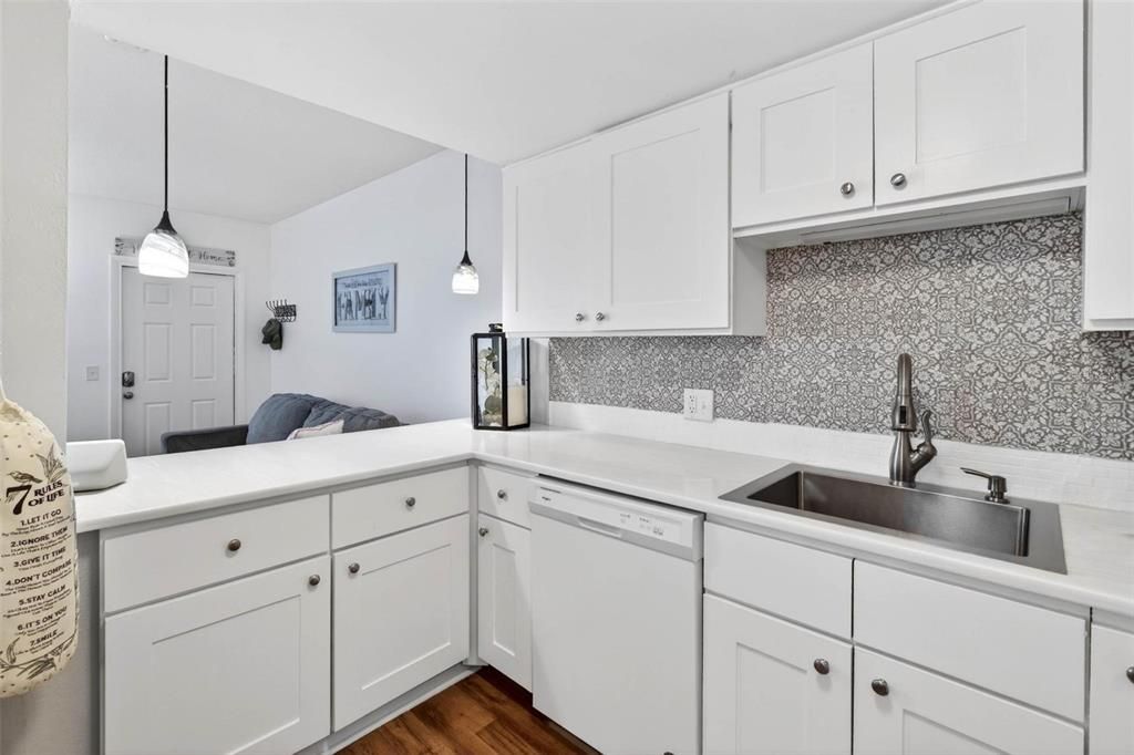 На продажу: $119,995 (1 спален, 1 ванн, 825 Квадратных фут)