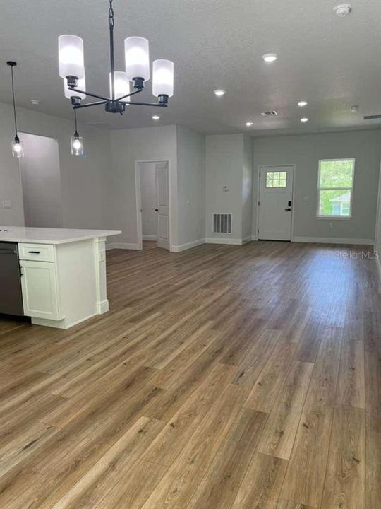 For Rent: $2,100 (4 beds, 2 baths, 1833 Square Feet)