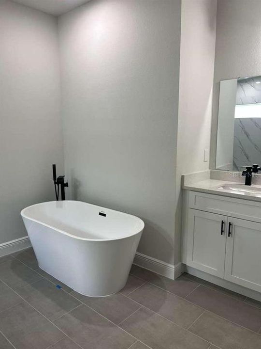For Rent: $2,100 (4 beds, 2 baths, 1833 Square Feet)
