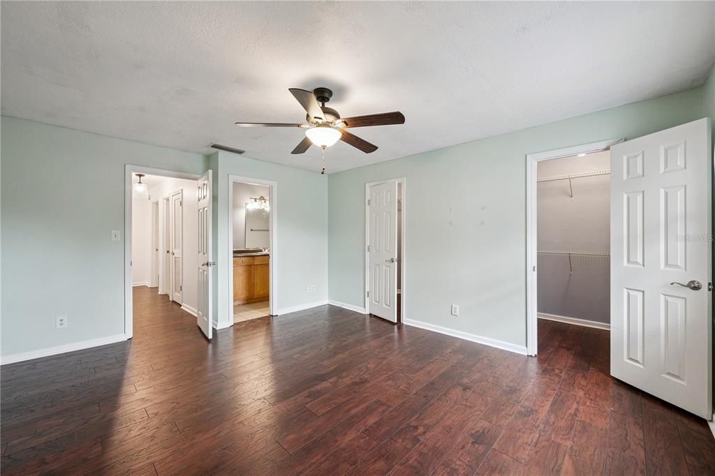 For Sale: $248,900 (2 beds, 2 baths, 1300 Square Feet)